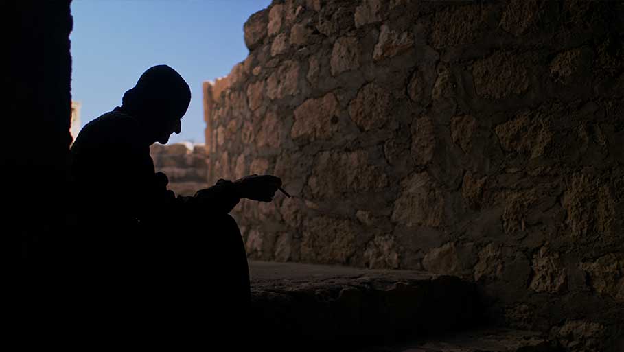 Nun Dayrayto praying