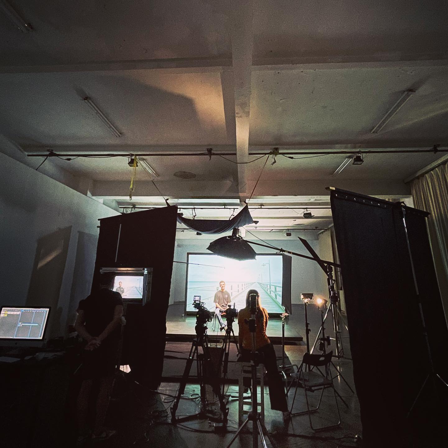 Director @tripp_tina and her team at 2nd studioshoot for The last of Us #studioshooting #rückprojektion #thelastofusdocumentary #thelastofus #documentaryfilm #documentaryfilmmaking #inselusedom #zdfkleinesfernsehspiel